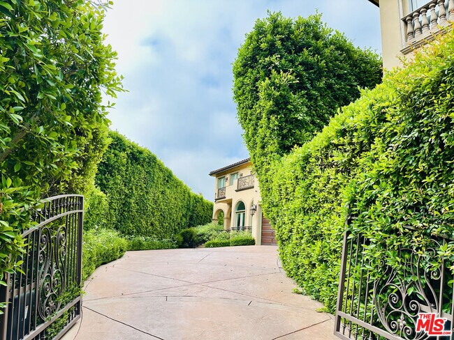 Building Photo - 1447 San Ysidro Dr