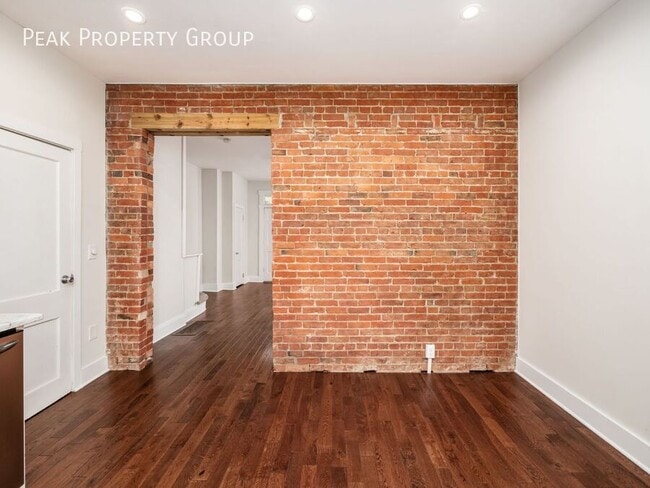 Building Photo - 506 S Lazelle St