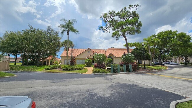 Building Photo - 3360 Pinewalk Dr N