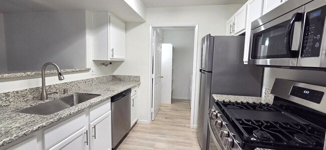 Building Photo - RARE 2nd floor 3 BEDROOM condo in the heart of Seven Hills in gated Horizons @ Seven Hills