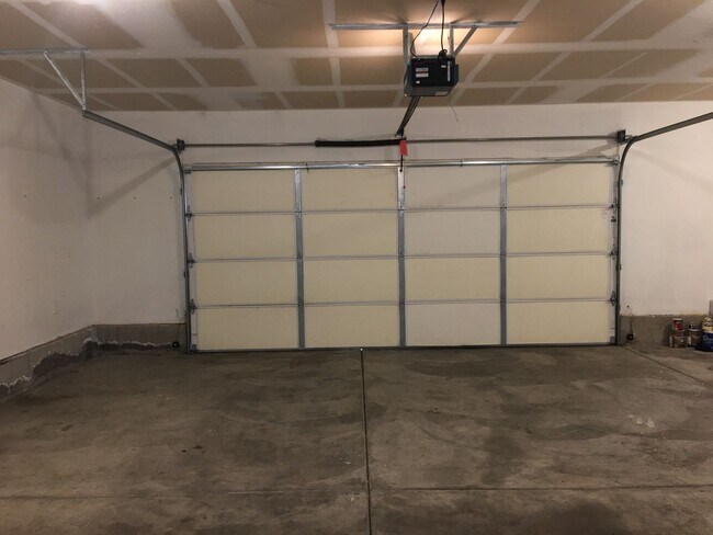 Building Photo - Spacious home in desirable neighborhood in Creswell, OR.