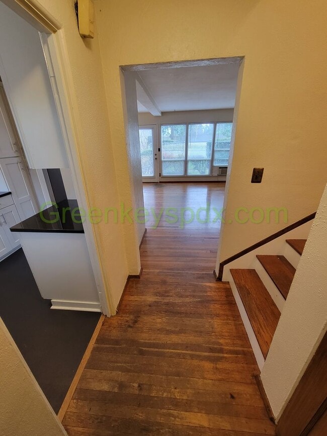 Building Photo - Large 2 Bedroom 1 Bath Unit off Broadway w...