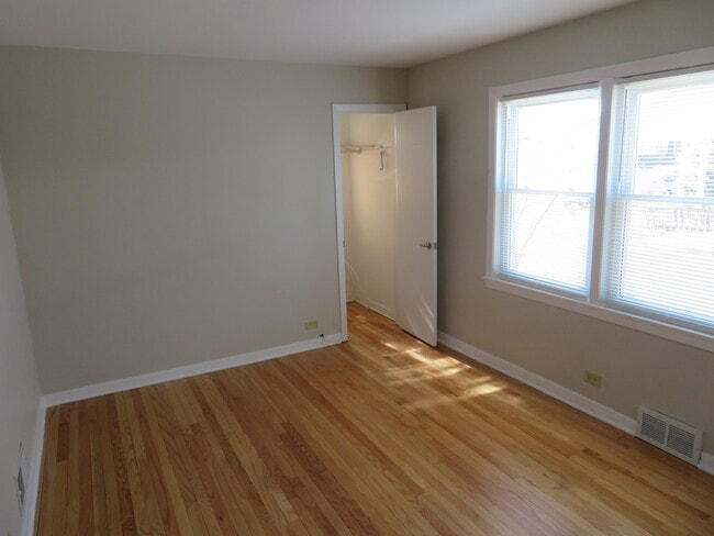 Building Photo - 6948 W Wellington Ave