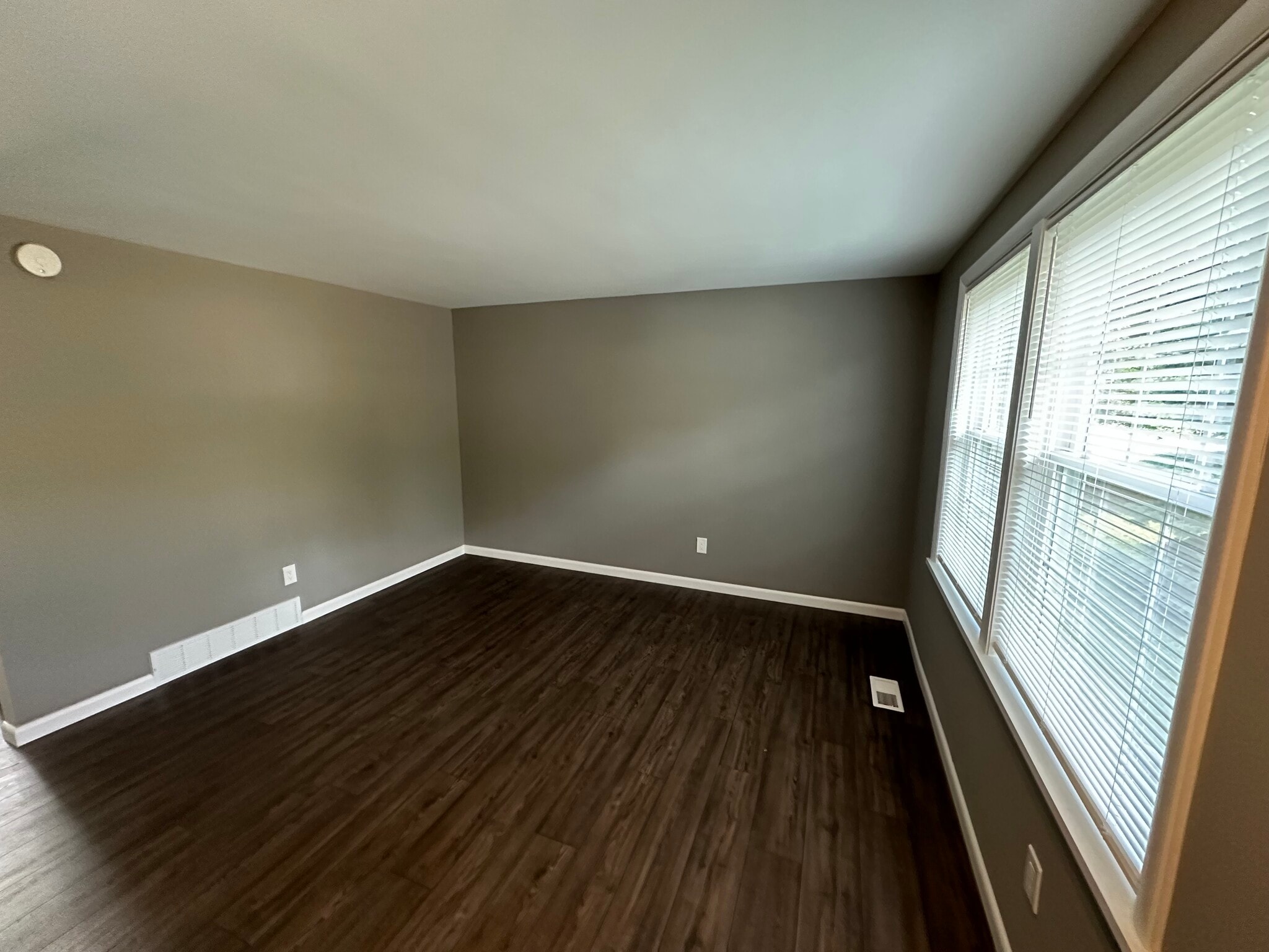 Large living room - 27 Farmbrook Dr