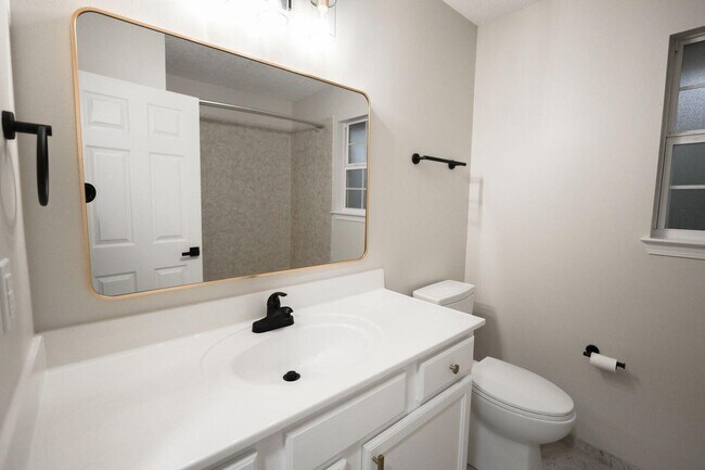 Building Photo - 816 W Ridgewood Cove