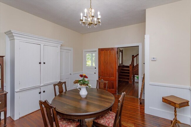 Building Photo - Mid term historic furnished rental