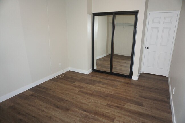 Building Photo - Highly Upgraded End Unit 2 Bedroom 2 Bathroom in Orange