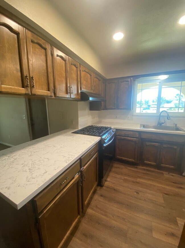 Building Photo - Spacious home in Northeast Hanford, central air, quiet cul-de-sac lot!