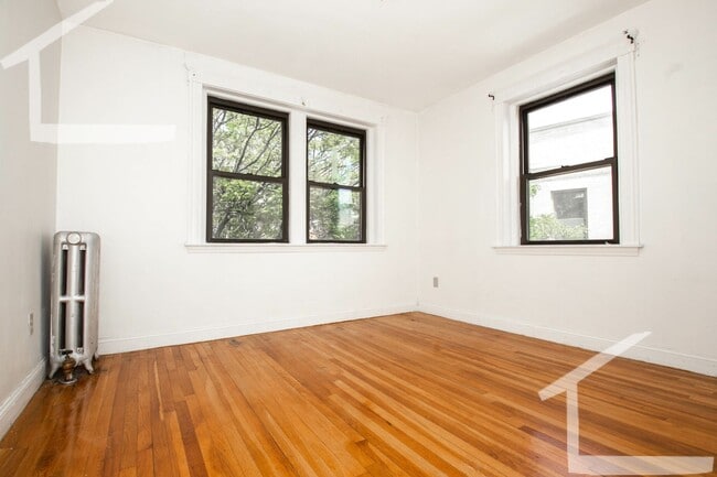 Building Photo - Conveniently Located, Spacious Apt w Ht & HW Inc.  Near B and C lines!
