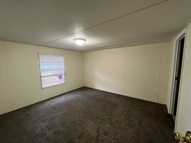 Building Photo - 3 Bedrooms, 2 Bathrooms - Mobile Home in West Rome!