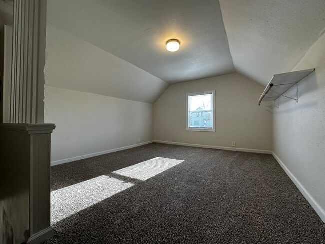 Building Photo - Recently Renovated 3 Bedroom 1 Bath Single...