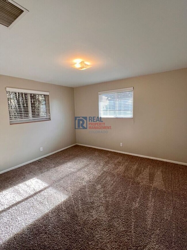 Building Photo - 7041 Beacon Way