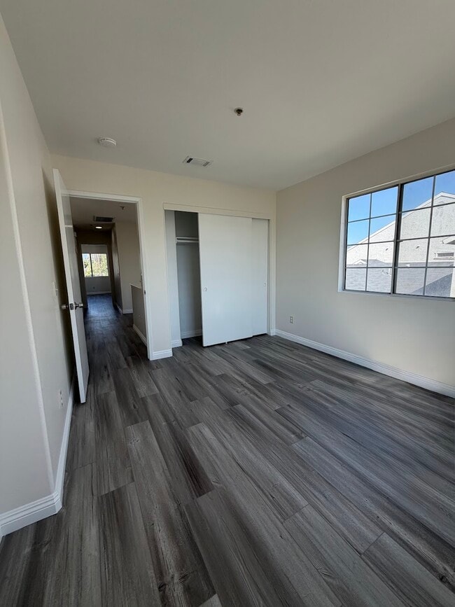 Building Photo - 204 W Walnut Ave