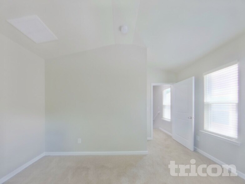 Building Photo - 142 Spring Knoll Dr