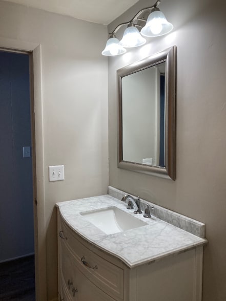 Building Photo - 5599 Thompson Rd