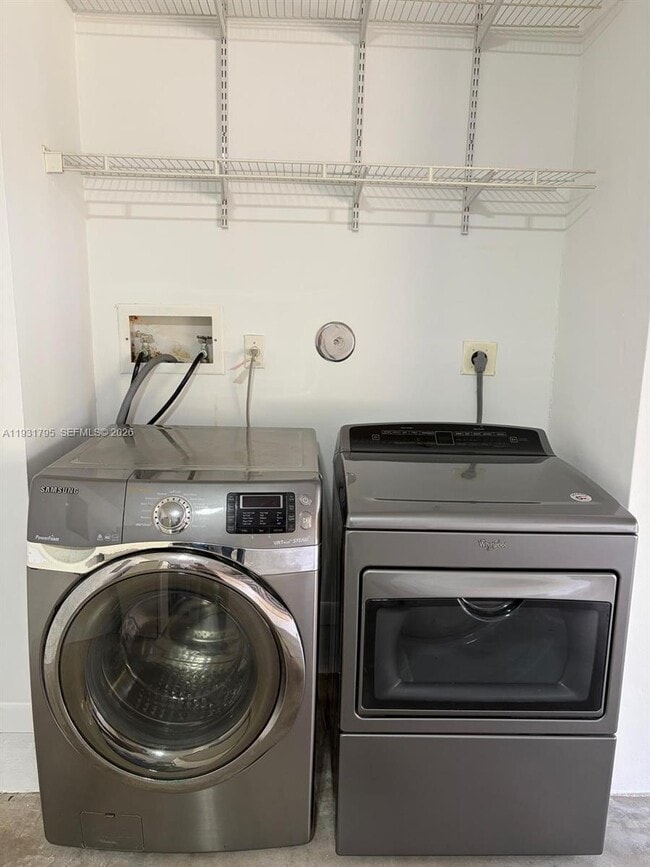 Building Photo - 1525 Estancia Cir