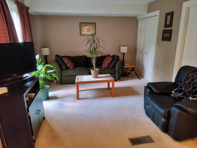 Building Photo - 945 Chinoe Rd