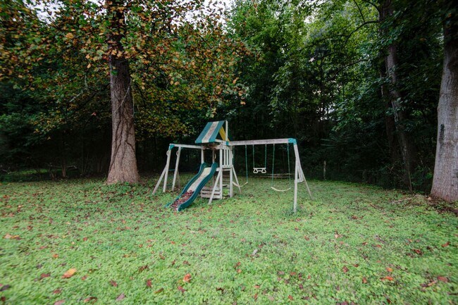 Building Photo - COMING SOON! Charming 3 Beds and 1 Bath Ra...