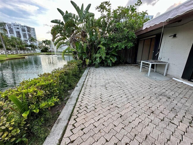 Building Photo - 2753 Parkview Dr S