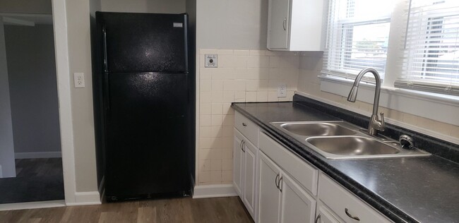 Building Photo - Newly Updated Spacious Two Bedroom w/Bonus...