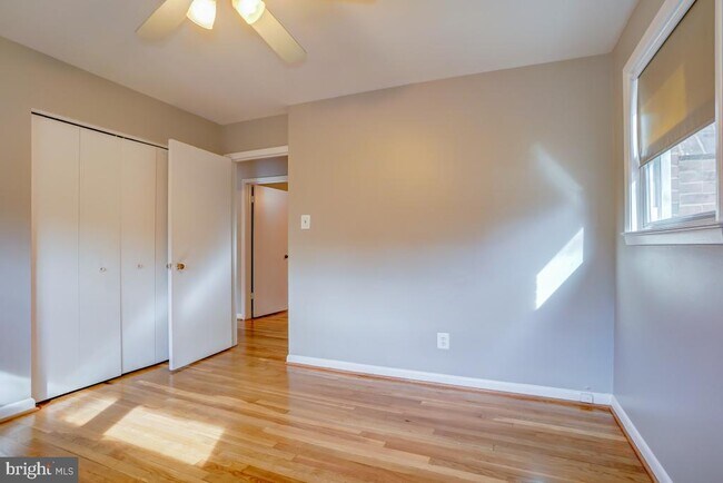 Building Photo - 6417 Earlham Dr