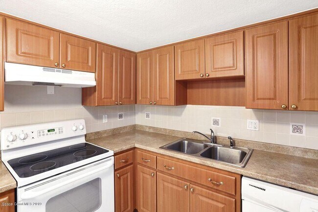 Building Photo - 223 Columbia Dr