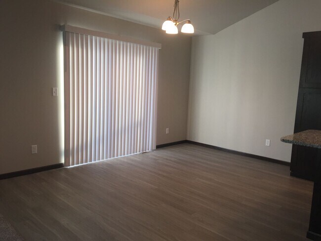 Building Photo - 3 Bed 3 Bath Single Family Home