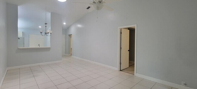 Building Photo - Beautiful and spacious remodeled unit