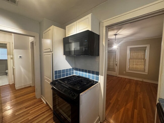 Building Photo - Cute 2 bedroom, 1 bath upstairs duplex in ...