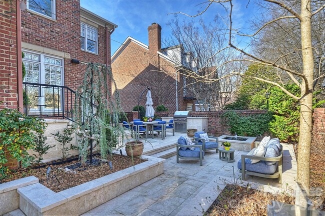 Building Photo - 1124 Dilworth Crescent Row