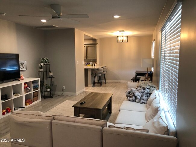 Building Photo - 607 E Encanto Dr