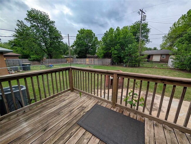 Building Photo - 2216 Hasley Dr