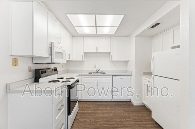 Building Photo - 2529 Greenwood Ln