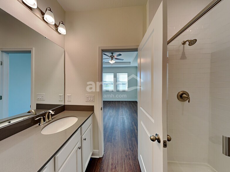 Building Photo - 1058 Sky Lks Dr