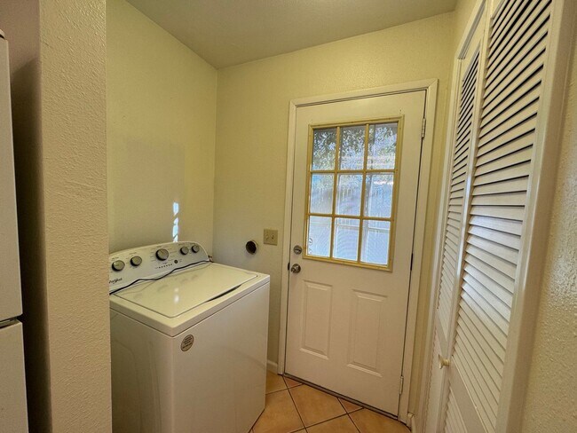 Building Photo - For Rent – Charming Woodland Condo with Co...