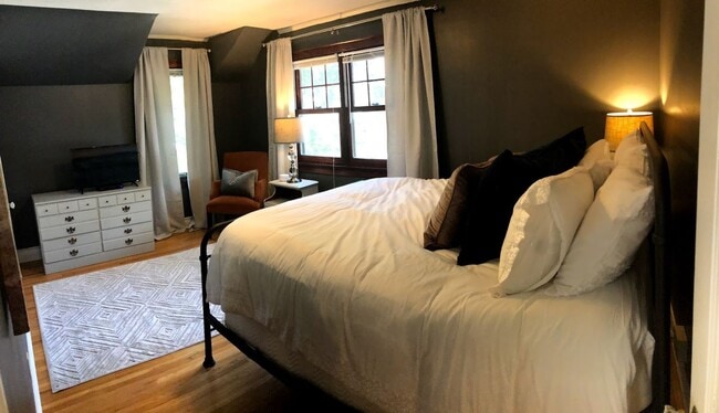 Building Photo - Charming Tudor 3 Blocks From Mayo