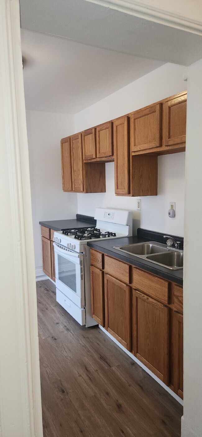 Building Photo - "Charming 1-Bedroom Haven in Duluth's Heart – Perfect Urban Retreat!" (accepts Section-8 tenants)