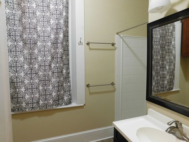 Building Photo - 216 Middle St