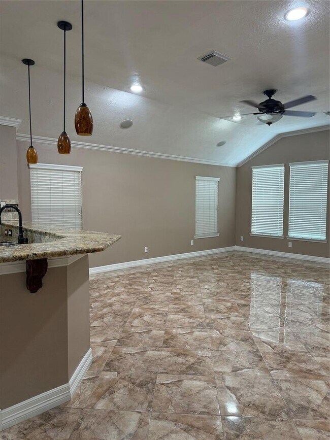 Building Photo - 15930 Hidden Crest Dr