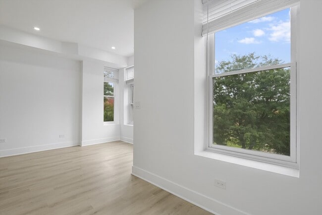 Building Photo - 1114 N Wolcott Ave