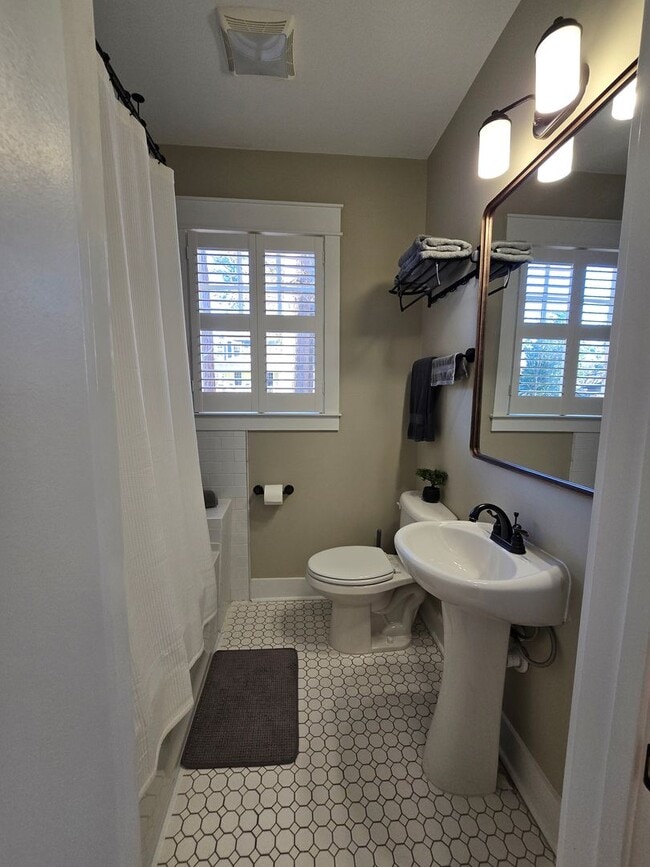 Building Photo - NEW LISTING!!!!!