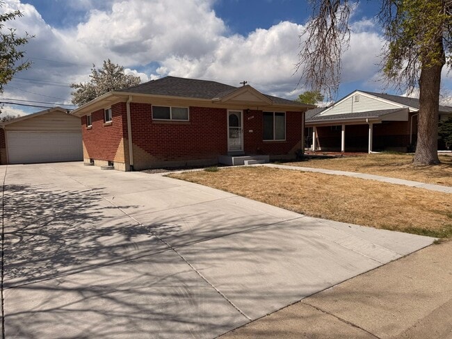 Building Photo - Spacious Twin Lakes Gem!!!