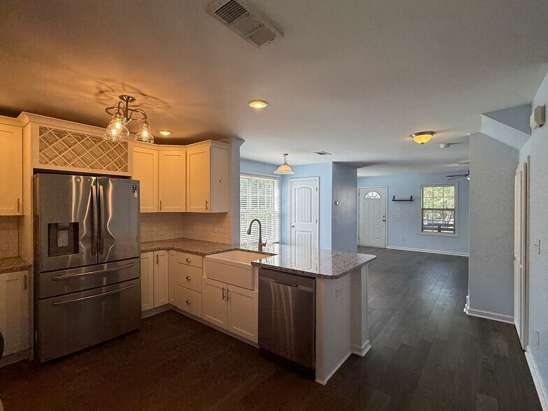 Building Photo - Cute 2 Story Home in Lundy Chase