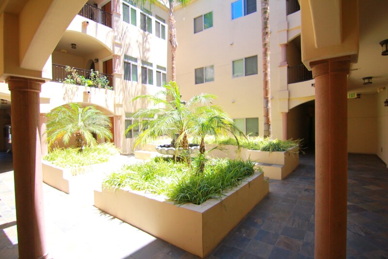 Building Photo - 10640 Woodbridge St