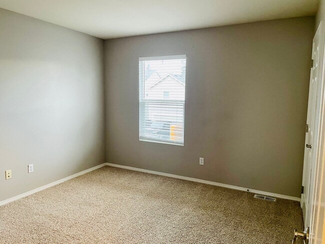 Building Photo - Delightful DuPont 3 Bedroom Townhouse