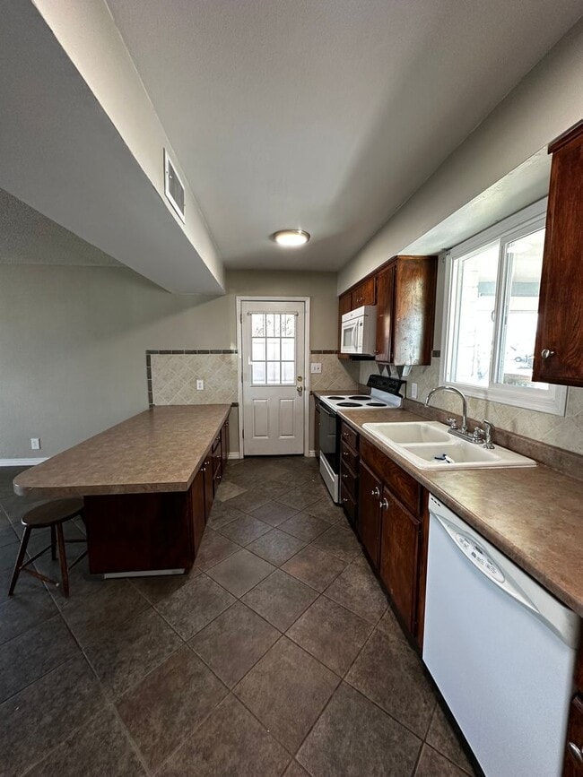 Building Photo - 3 BED ROOM HOME IN MESA WITH NO HOA