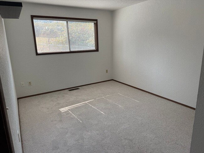 Building Photo - Large 3 BR 2.5 Bath Fenced Yard New Carpet...
