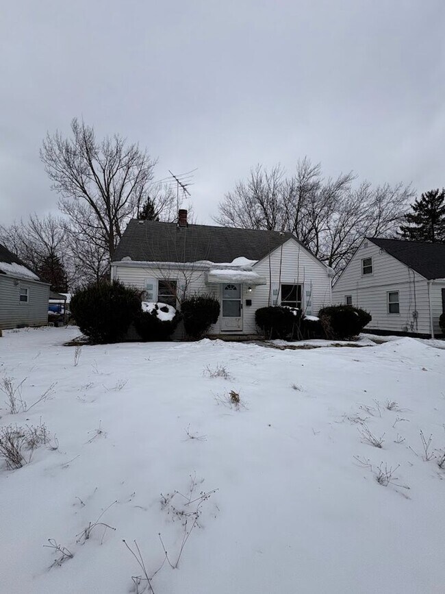 Building Photo - Three bedroom one bathroom home for rent