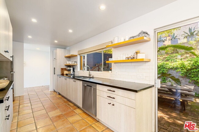 Building Photo - 19783 Valley View Dr