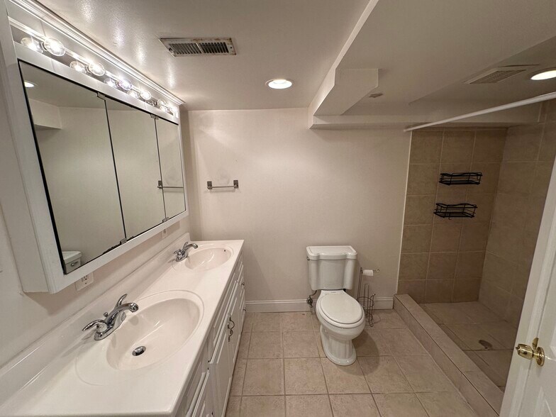 Lower Bath - 2250 Cathedral Ave NW